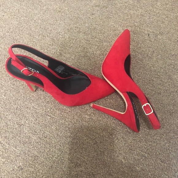 Red Pump, Gabrielle. Like new. Size 9. - Picture 2 of 4